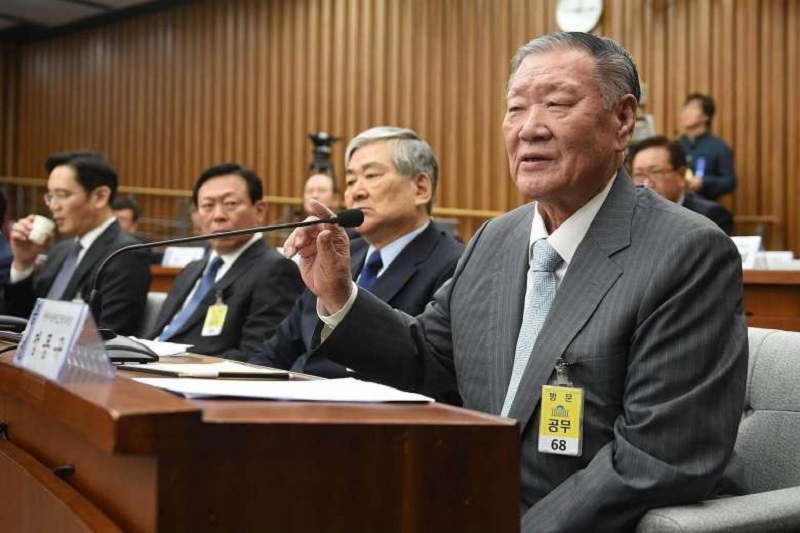 Chủ tịch tập đoàn Hyundai Mong-Koo Chung (bài phải). Ảnh: AFP