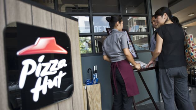 NPC International - đơn vị được nhượng quyền kinh doanh thương hiệu Pizza Hut lớn nhất nước Mỹ - đang “điều đình” với các “chủ nợ” sau nhiều tháng doanh thu bết bát. Ảnh: AFP