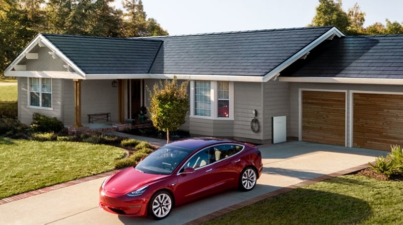 Tesla tham vọng phát triển sản phẩm pin mặt trời áp mái với thương hiệu Solar Roof khi hợp tác với Panasonic. Ảnh: AFP