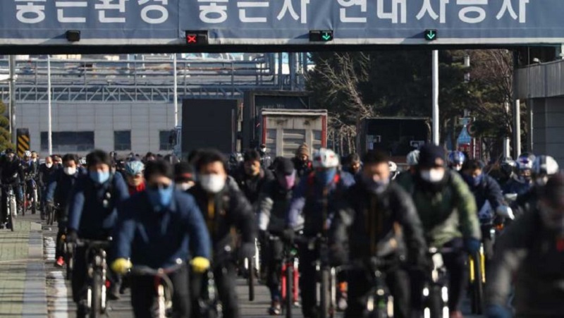 Công nhân Huyndai tan ca tại tổ hợp sản xuất ô tô tại thành phố Ulsan. Ảnh: AFP