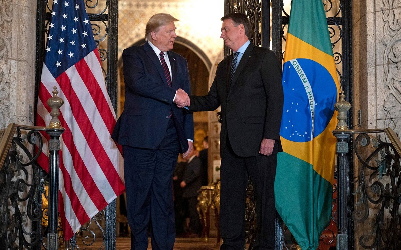 Tổng thống Mỹ Donald Trump (trái) tiếp người đồng cấp Brazil tại khu resort Mar-a-Lago hôm 7/3. Ảnh: AFP