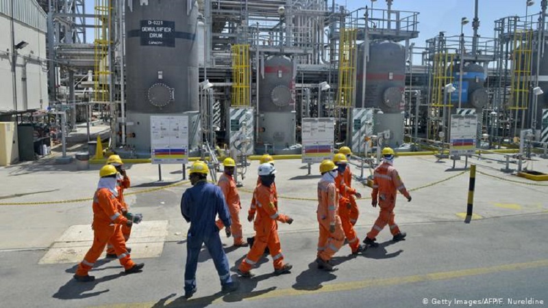 Khơi mào chiến tranh dầu mỏ, Saudi Arabia tuần qua lệnh cho tập đoàn năng lượng quốc gia Aramco tăng sản lượng thêm 300.000 thùng/ngày, nâng tổng công suất lên 12,3 triệu thùng/ngày từ tháng 4. Ảnh: AFP  