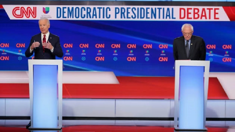  Cựu Phó Tổng thống Joe Biden (bìa trái) và thượng nghị sĩ Bernie Sanders chạm trán tại cuộc tranh luận Bầu cử tổng thống năm 2020 lần thứ 11 của đảng Dân chủ diễn ra vào ngày 15/3 tại Washington. Ảnh: AFP
