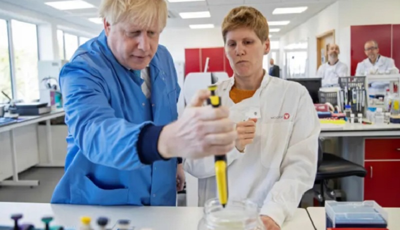 Thủ tướng Anh Boris Johnson (bìa trái) có kết quả xét thử nghiệm dương tính với Covid-19. Ảnh: AFP