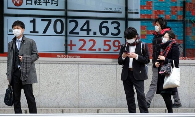 Chỉ số Nikkei 225 lên điểm 1,07% trong những giờ đầu giao dịch còn chỉ số Topix tăng 1,7%. Ảnh: AFP