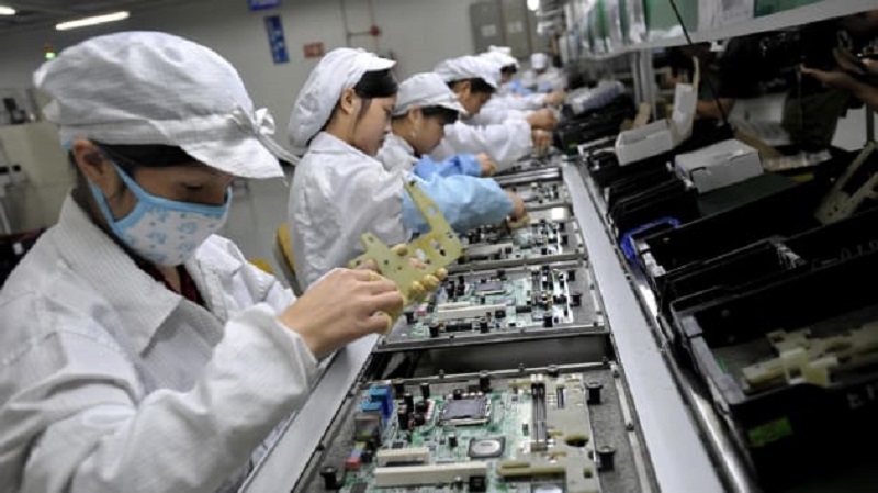 Công nhân lắp ráp linh kiện điện tử tại nhà máy của Foxconn - nhà cung cấp lớn nhất của Apple tại Thâm Quyến, Trung Quốc. Ảnh tư liệu: AFP