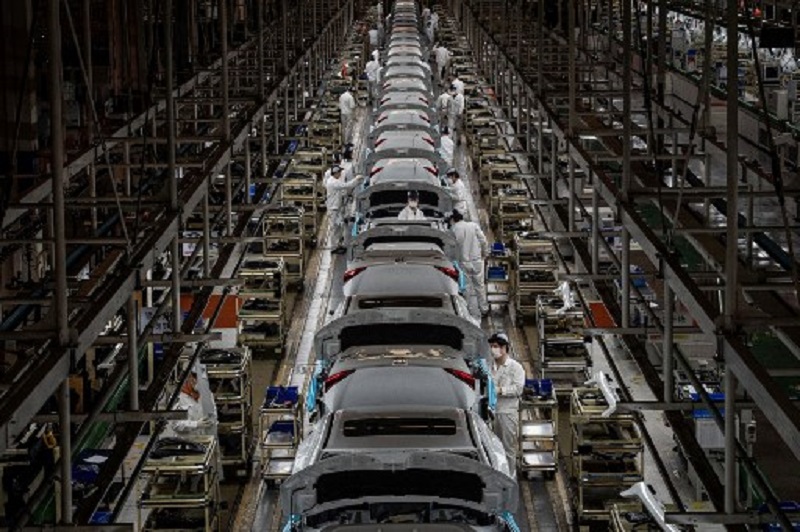 Công nhân hôm 23/3 đeo khẩu trang làm việc tại dây chuyền lắp ráp ô tô trong nhà máy Dongfeng Honda, thành phố Vũ Hán, Trung Quốc. Ảnh: AFP