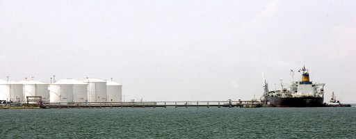 Xoay sở tích trữ dầu trên biển làm tăng thêm gánh nặng tài chính cho ngành dầu mỏ. Ảnh: AFP