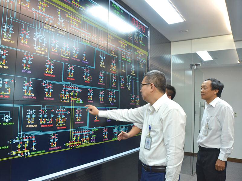 Tập đoàn Điện lực Việt Nam (EVN) đang đẩy mạnh ứng dụng công nghệ số vào hoạt động sản xuất, kinh doanh. Trong ảnh: Trung tâm Điều độ hệ thống điện tại Tổng công ty Điện lực TP. HCM.
