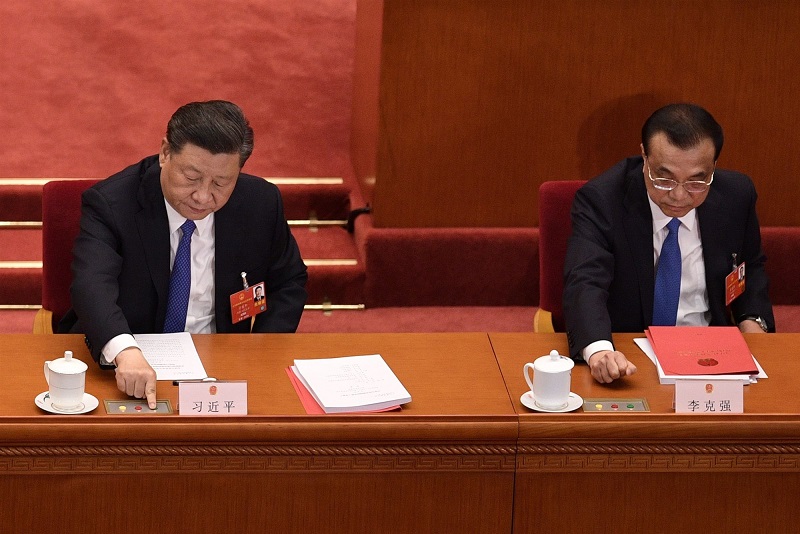 Chủ tịch Trung Quốc Tập Cận Bình (bìa trái) và Thủ tướng Trung Quốc Lý Khắc Cường hôm 28/5 bỏ phiếu phê chuẩn áp dụng luật an ninh quốc gia đối với Hong Kong. Ảnh: AFP
