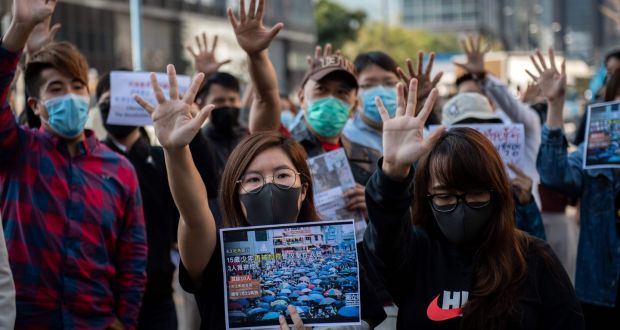 Người dân tụ tập ủng hộ người biểu tình tại khu vực Kwun Tong, Hong Kong ngày 27/11/2019. Ảnh: AFP