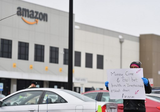 Nhân viên Amazon tại kho hàng Staten Island, thành phố New York, đình công khi kho này bị đóng cửa do một nhân viên dương tính với Covid-19 ngày 30/3/2020. Ảnh: AFP