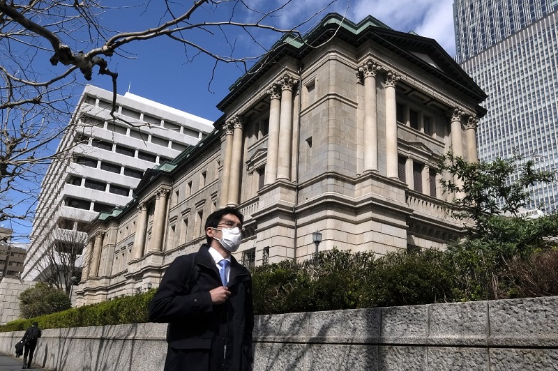 ngân hàng Trung ương Nhật Bản, cơ quan này vẫn giữ triển vọng lạc quan về nền kinh tế và khẳng định sẵn sàng nới lỏng chính sách nếu cần thiết. Ảnh: AFP