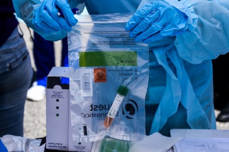 Mẫu bệnh phẩm của người bệnh được lấy tại phòng xét nghiệm Covid-19 ở thành phố West Palm Beach, Mỹ hồi tháng 3. Ảnh: AFP