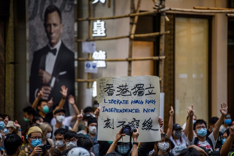 Đúng vào ngày 1/7 kỷ niệm 23 năm Hong Kong được Anh bàn giao cho Trung Quốc, người biểu tình Hong Kong hô khẩu hiệu và trưng biểu ngữ “Tự do cho Hong Kong và độc lập ngay bây giờ” nhằm chống lại Luật an ninh quốc gia mới có hiệu lực ở đặc khu này. Ảnh: AFP