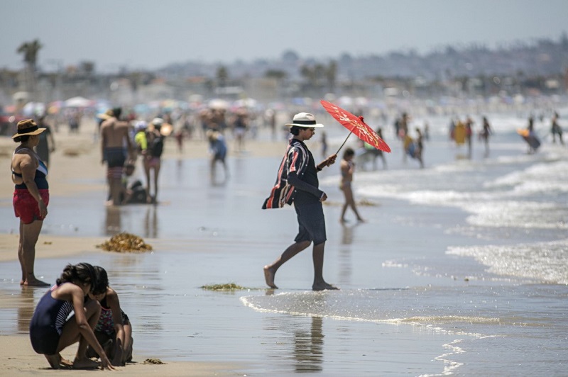 Giữa đại dịch, rất đông người Mỹ vẫn tập trung bên bãi biển Pacific Beach, thành phố San Diego, bang California hôm 4/7. Tỏng khi đó, nhiều bãi biễn khác của California vẫn đóng cửa dịp Quốc khánh do số ca nhiễm Covid-19 tăng vọt. Ảnh: AFP