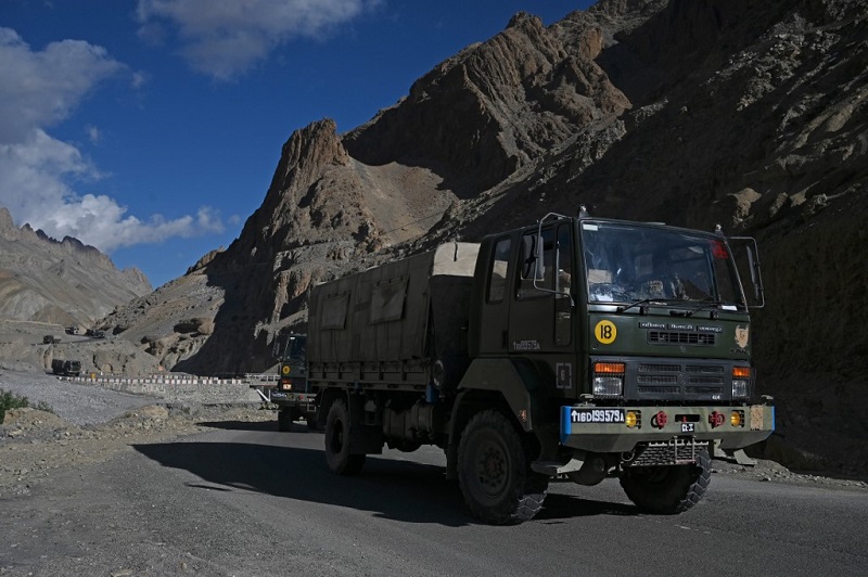 Đoàn xe quân sự di chuyển đến thị trấn Leh hôm 29/6, thủ phủ vùng lãnh thổ Ladakh của Ấn Độ, nơi tiếp giáp Trung Quốc. Ảnh: AFP