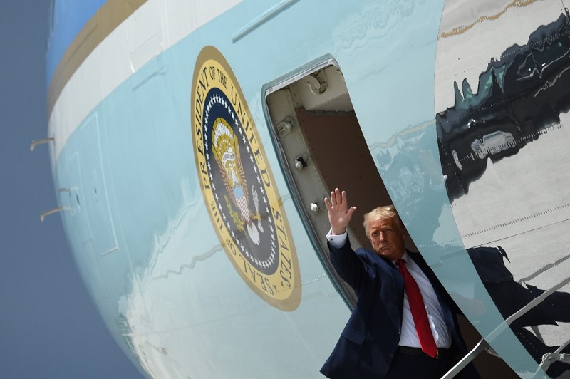 Tổng thống Mỹ Donald Trump trên Chuyên cơ Không lực Một (Air Force One) trước khi rời sân bay quốc tế Miami, bang Florida hôm 10/7. Ảnh: AFP