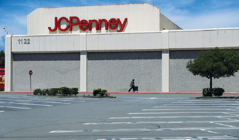 Đóng cửa vĩnh viễn 152 cửa hàng, sa thải 1.000 nhân viên, J.C. Penney vẫn phê duyệt chi thưởng gần 10 triệu USD cho các giám đốc cấp cao, trong đó có CEO Jill Soltau. Ảnh: AFP