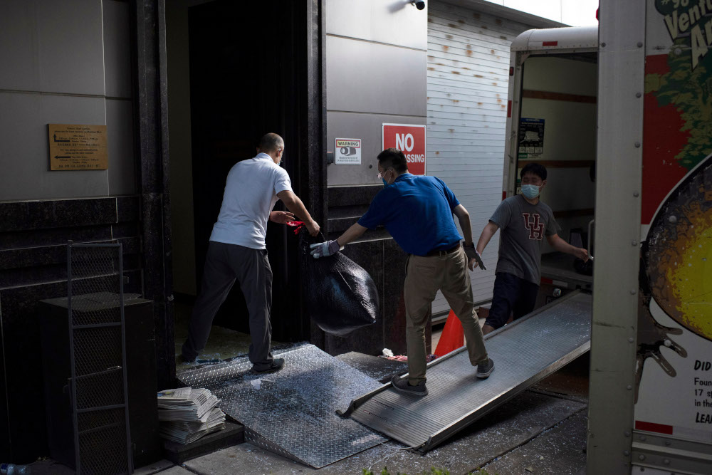 Các túi đồ được chuyển từ lãnh sự quán Trung Quốc tại Houston lên xe tải sau khi Bộ Ngoại giao Mỹ yêu cầu Trung Quốc đóng cửa lãnh sự quán này. Ảnh chụp này 24/7/2020. Nguồn: AFP