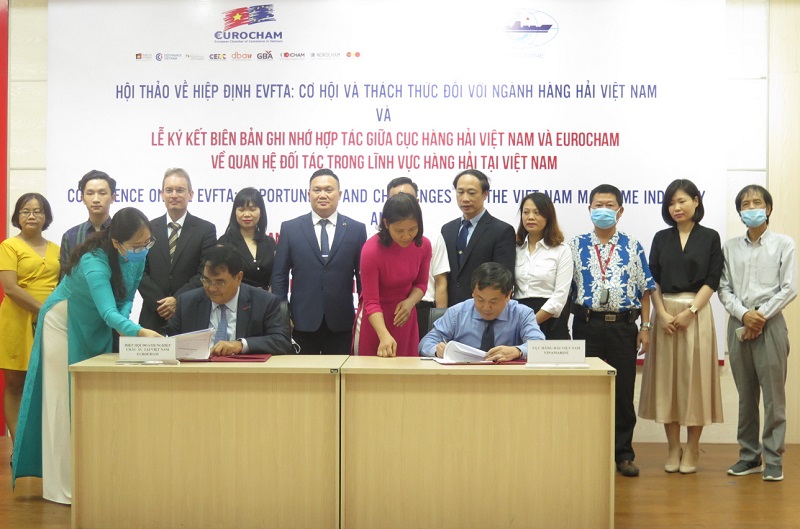 Đại diện Hiệp hội doanh nghiệp châu Âu tại Việt Nam (EuroCham) và Cục Hàng hải Việt Nam ký Biên bản ghi nhớ về quan hệ đối tác trong lĩnh vực hàng hải tại lễ ký kết diễn ra ngày 30/7 tại Hà Nội. Ảnh: Lê Quân