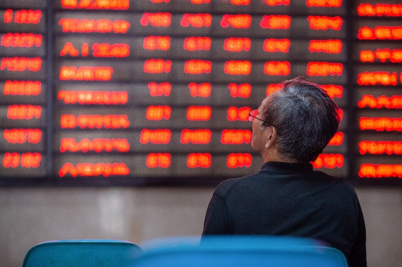 Shanghai Composite giảm gần 1% trong phiên giao dịch 12/8. Ảnh: AFP