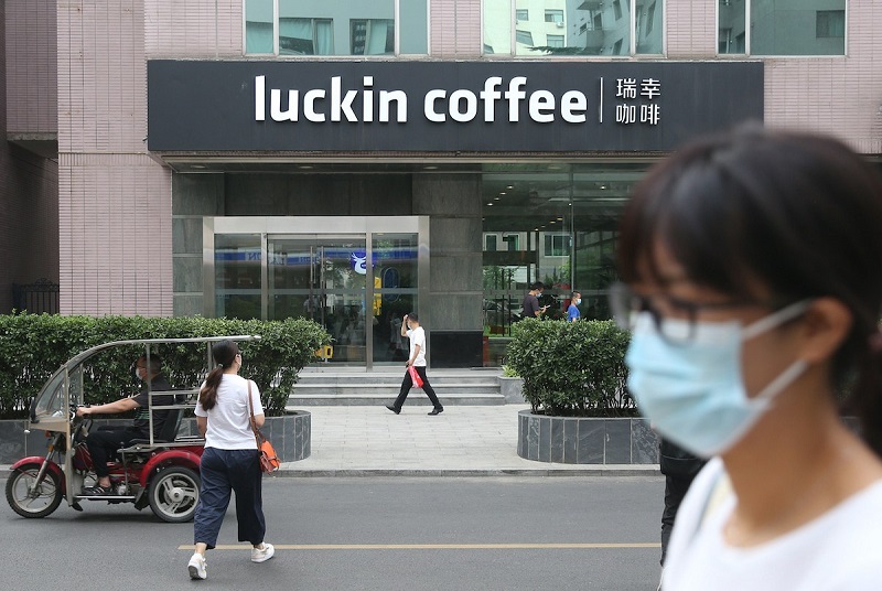 Bên ngoài một cửa hàng Luckin tại Thủ đô Bắc Kinh, Trung Quốc hồi tháng 7/2020. Ảnh: AFP