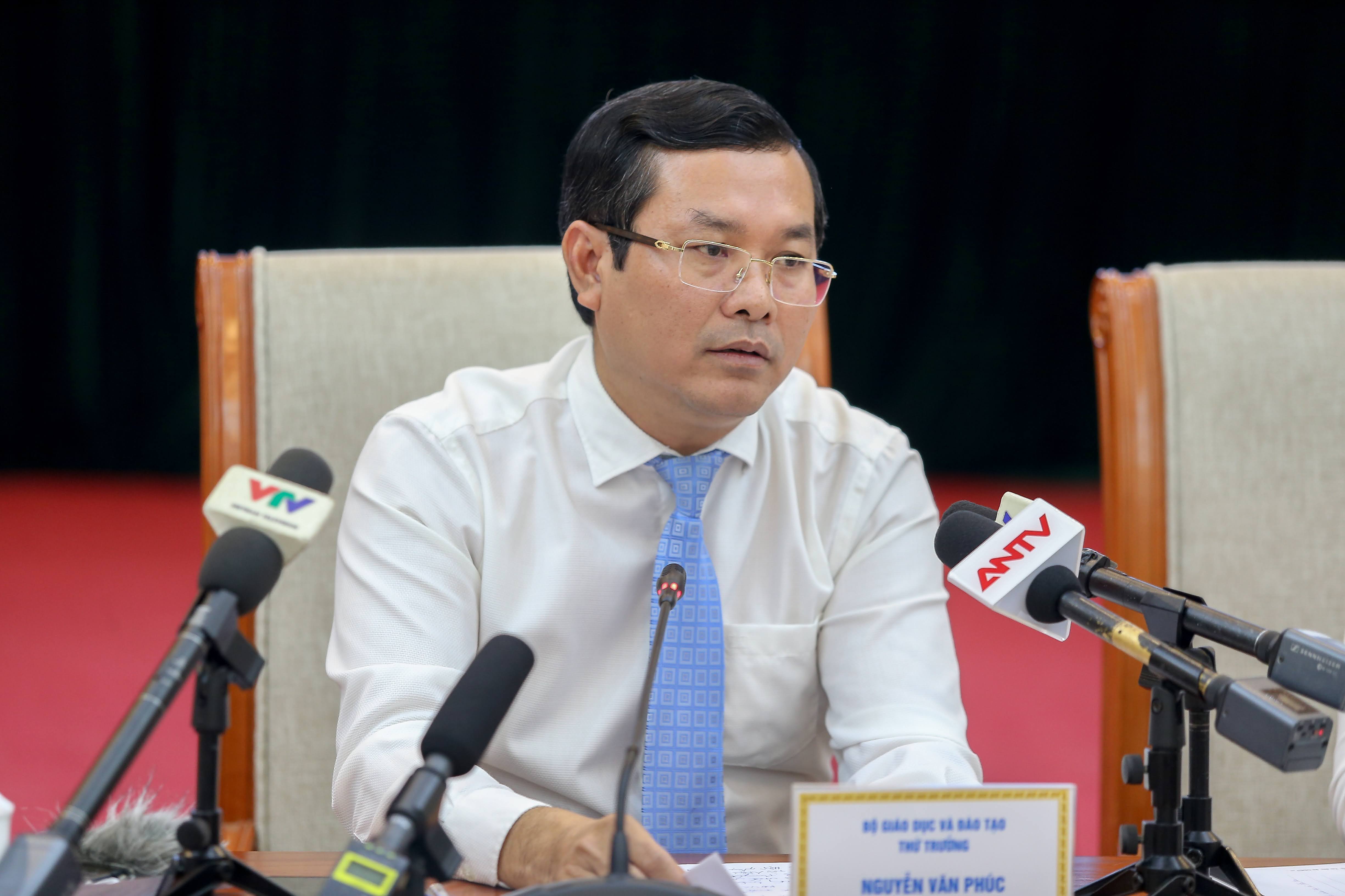 Thứ trưởng Bộ Giáo dục và Đào tạo Nguyễn Văn Phúc chủ trì buổi họp báo.