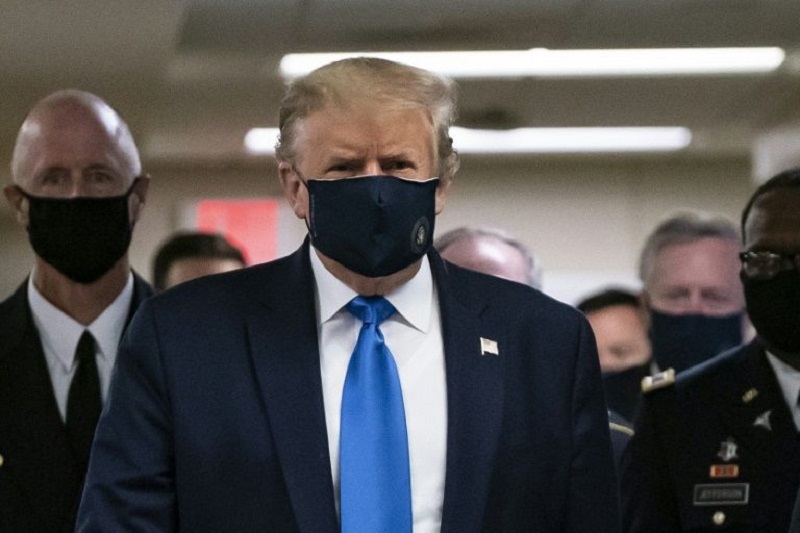 Tổng thống Mỹ Donald Trump hôm 11/7 lần đầu tiên đeo khẩu trang khi đến thăm Trung tâm quân y quốc gia Walter Reed. Ảnh: AFP