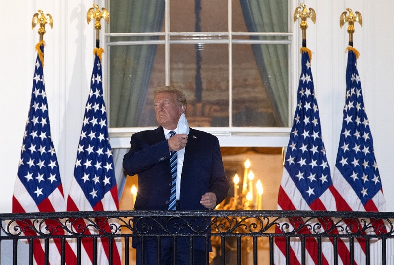 Tổng thống Mỹ Donald Trump bỏ khẩu trang khi trở lại Nhà Trắng hôm 5/10 sau 3 ngày điều trị Covid-19 tại Trung tâm Quân y Quốc gia Walter Reed. Ảnh: AFP
