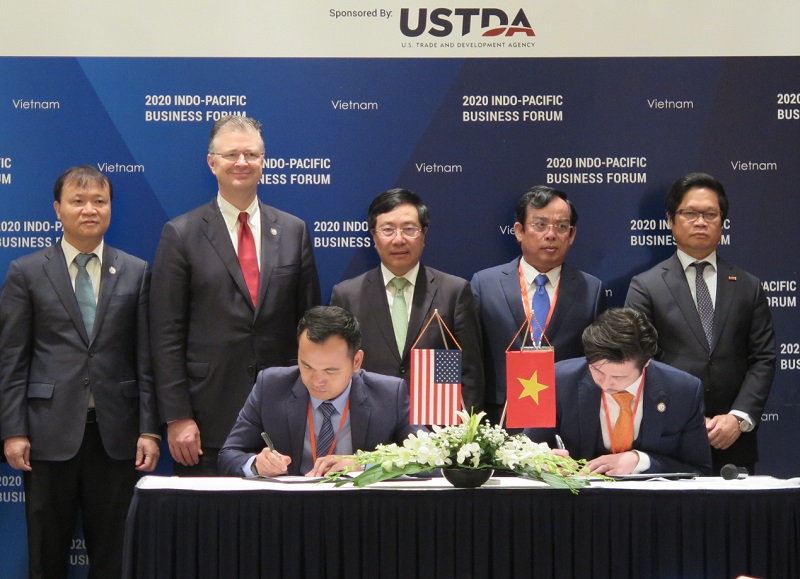 Đại diện Delta Offshore Energy và General Electric (GE) Việt Nam ký kết thỏa thuận hợp tác dưới sự chứng kiến của Phó Thủ tướng Phạm Bình Minh, đại diện Bộ Công thương và tỉnh Bạc Liêu. Ảnh: Lê Quân