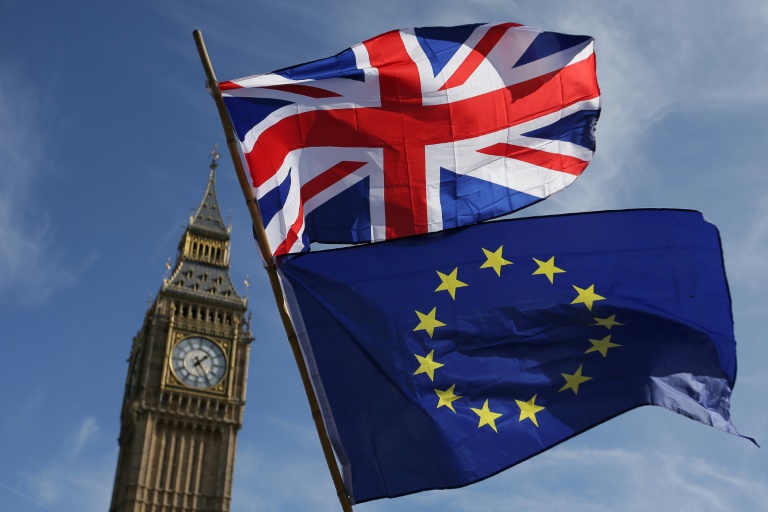 Anh và EU sẽ “bình đẳng toàn quyền” và thuế quan có thể được áp dụng nếu một trong hai bên bán hàng hóa/dịch vụ rẻ hơn bên còn lại. Ảnh: AFP