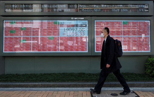 Chỉ số Nikkei 225 đóng cửa tăng 2,66% lên 27.568,15 điểm trong ngày giao dịch 29/12. Ảnh: AFP