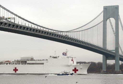 Tàu bệnh viện USNS Comfort của Hải quân Mỹ di chuyển qua khu vực cầu Verrazzano-Narrows, New York. Ảnh: AFP