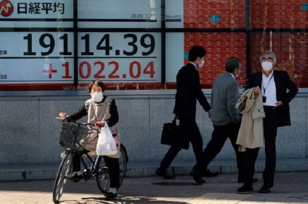Chỉ số Nikkei 225 tăng 2,36% trong phiên giao dịch sáng 1/3. Ảnh tư liệu: AFP