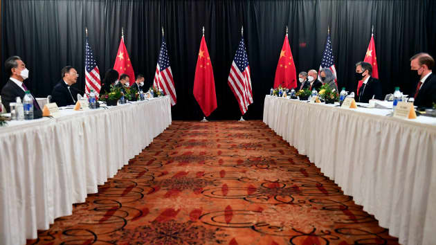 Quan chức Mỹ và Trung Quốc tại cuộc gặp cấp cao đầu tiên tại khách sạn Captain Cook, thành phố Anchorage, bang Alaska hôm 18/3. Ảnh: AFP