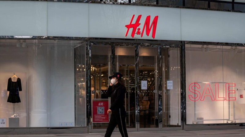 Cửa hàng H&M tại một trung tâm thương mại ở Bắc Kinh, Trung Quốc vào tháng 4/2020. Ảnh: AFP