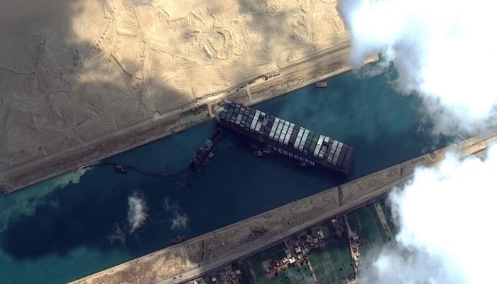 Pha “dừng hình” chắn ngang kênh đào Suez của tàu Ever Given. Ảnh: AFP