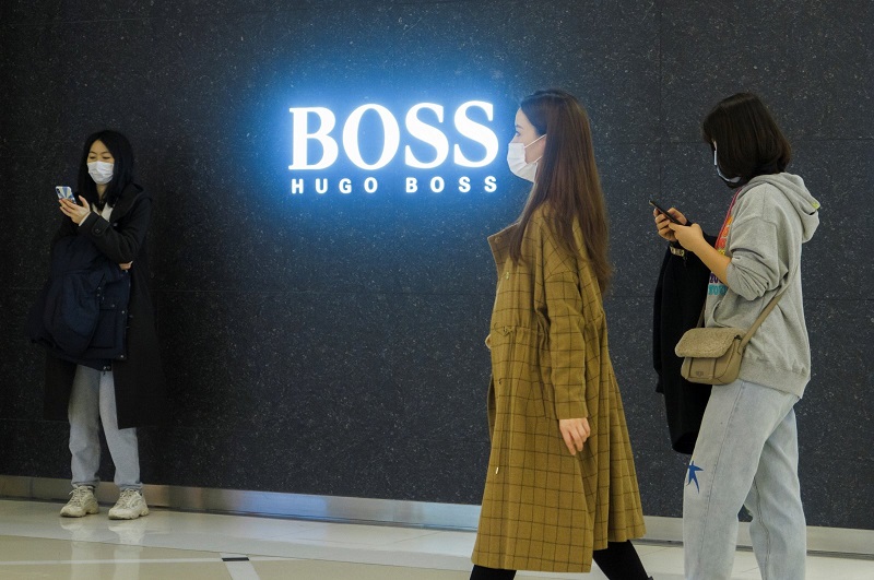 Góc cửa hàng Hugo Boss tại Bắc Kinh, Trung Quốc vào ngày 27/3. Ảnh: Reuters