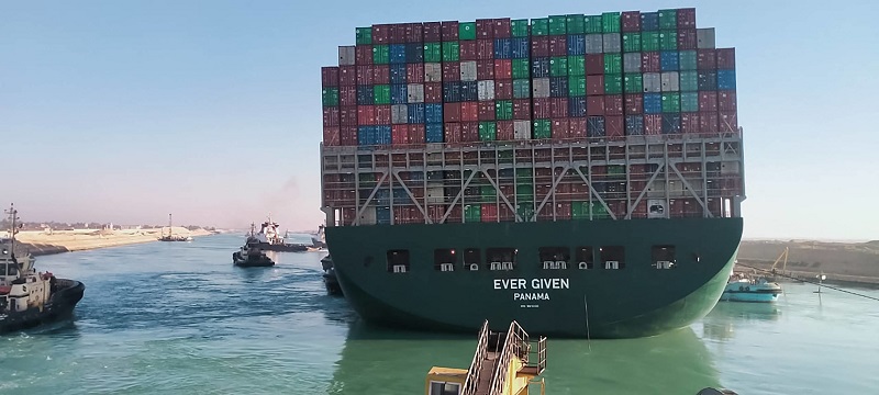 Siêu tàu Ever Given bắt đầu di chuyển được trên kênh đào Suez vào ngày 29/3. Ảnh: AFP 