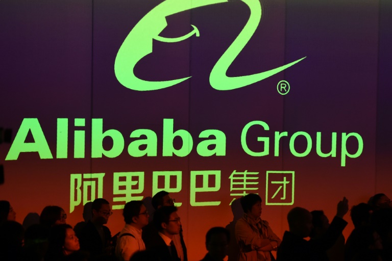 Cổ phiếu Alibaba niêm yết tại Hong Kong hôm 13/4 tiếp tục tăng 0,43% sau phiên bật tăng hơn 6,5% trước đó. Ảnh: AFP