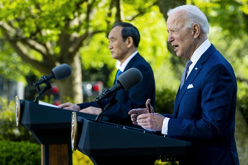 Tổng thống Mỹ Joe Biden (bìa phải) và Thủ tướng Nhật Bản Yoshihide Suga đồng chủ trì buổi họp báo chung tại Vườn Hồng, Nhà Trắng hôm 16/4. Ảnh: AFP