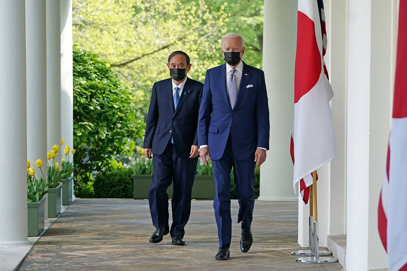 Tổng thống Mỹ Joe Biden và Thủ tướng Nhật Bản Yoshihide Suga di chuyển đến buổi họp báo chung tại Vườn Hồng, Nhà Trắng hôm 16/4. Ảnh: AFP