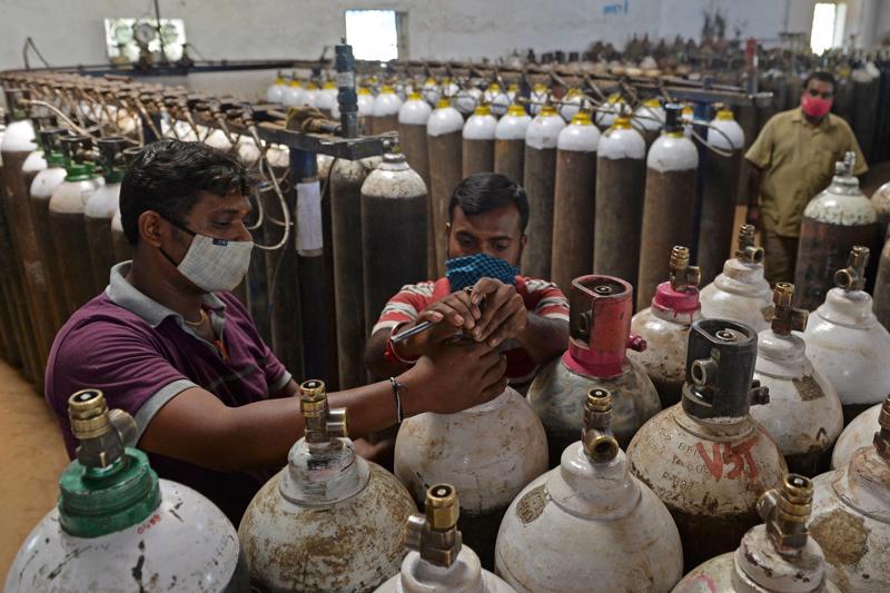 Bất cập trong vận chuyển và điều phối nguồn cung oxy y tế đẩy Ấn Độ vào cơn khát oxy y tế. Ảnh: AFP
