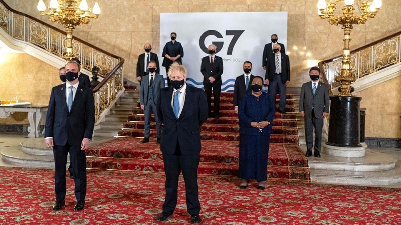 Thủ tướng Anh Boris Johnson (giữa) và Ngoại trưởng Anh Dominic Raab (bìa trái) chụp ảnh cùng các đại biểu khác tại Cuộc họp ngoại trưởng G7 tổ chức tại London vào ngày 5/5/2021. Ảnh: AFP