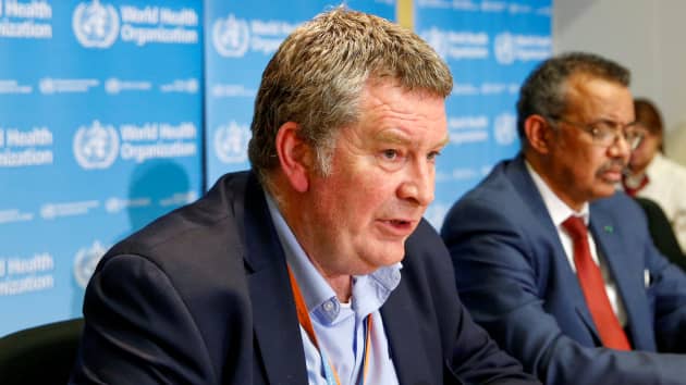 Ông Mike Ryan, Giám đốc điều hành Chương trình khẩn cấp y tế WHO phát biểu tại một cuộc họp báo về Covid-19 diễn ra ở Geneva, Thụy Sĩ. Ảnh: Reuters