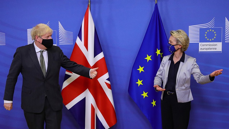 Thủ tướng Anh Boris Johnson (bìa trái) được Chủ tịch Ủy ban châu Âu Ursula von der Leyen chào đón tại tòa nhà Berlaymont, trụ sở EU ở Brussels vào ngày 9/12/2020. Ảnh: AFP