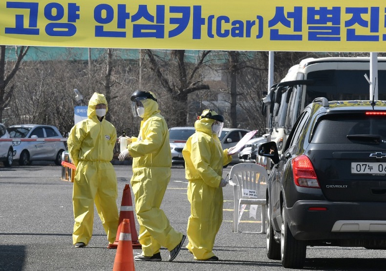 Một chốt kiểm dịch, xét nghiệm nhanh Covid-19 tại thành phố Goyang, phía Bắc Seoul. Ảnh: AFP