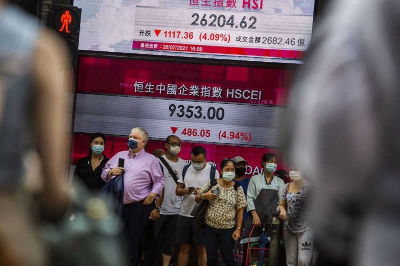 Chỉ số Hang Seng giảm 4,22% trong ngày giao dịch 27/7. Ảnh tư liệu: AFP
