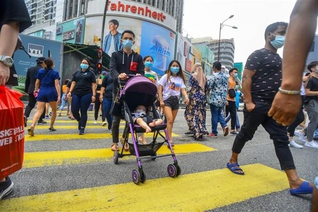 Người dân đeo khẩu trang phòng lây nhiễm COVID-19 tại Kuala Lumpur, Malaysia, ngày 14/8/2020. Nguồn: THX/TTXVN